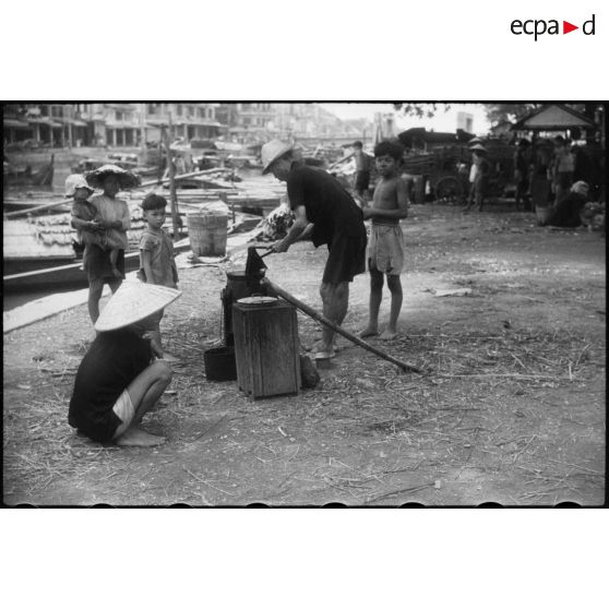 Scènes de la vie courante chez les cochinchinois.