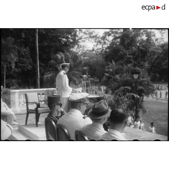 Discours de l' amiral THIERRY-D'ARGENLIEU. Au premier plan on aperçoit le général LECLERC, de dos, portant des lunettes noires.