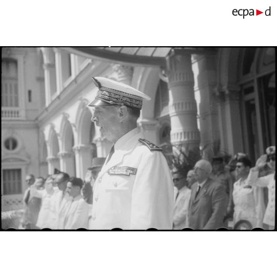 Gros plan de profil de l' amiral THIERRY-D'ARGENLIEU pendant son discours.