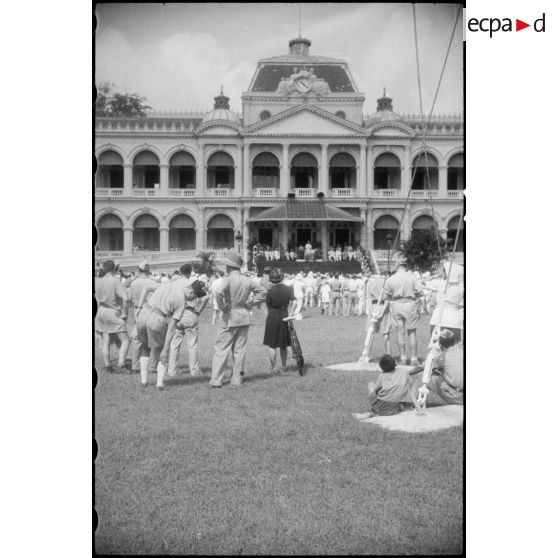 Population française et soldats pendant le discours de l' amiral THIERRY-D'ARGENLIEU.
