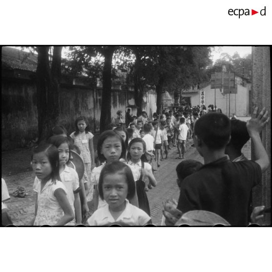 Sortie d' enfants de l'école chinoise à Cholon.