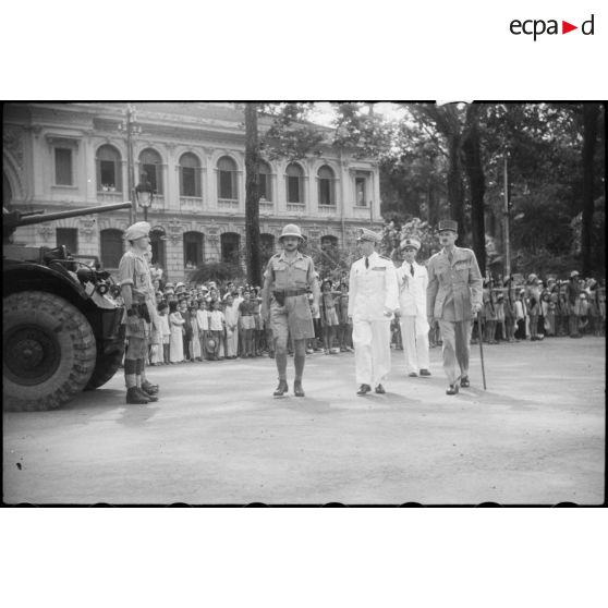 L6 à 8 Le général Leclerc et l'amiral Thierry d'Argenlieu  passent devant une haie d'honneur  de tirailleurs viêtnamiens