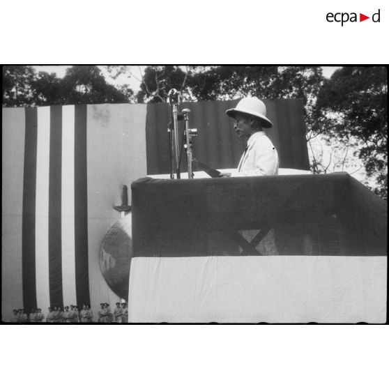 Discours du docteur THIN (vu de profil), président du gouvernement aux autorités françaises.