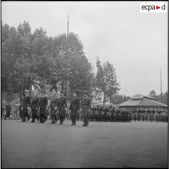 Place de la République. Défilé de la direction des études et fabrications d'armement (DEFA) suivie des ouvriers des ateliers, manufactures et établissements de fabrication.