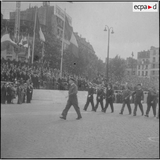 Défilé du 14 Juillet sur la place de la Bastille : la direction des études et fabrications d'armement (DEFA) suivie des ouvriers des ateliers, manufactures et établissements de fabrication.