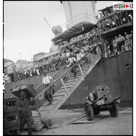 Débarquement de criminels de guerre japonais de Lang-Son du pétrolier L'Elorn à Saïgon.