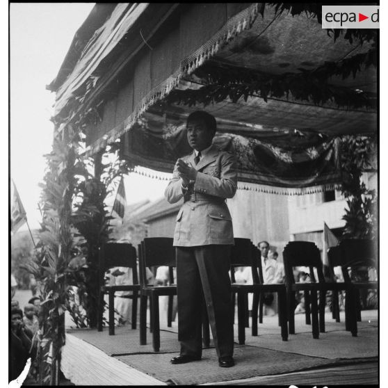 Gros plan de sa majesté NORODOM SIHANUK, roi du CAMBODGE, pendant son discours, les mains jointes à PEAM-CHIKANG.