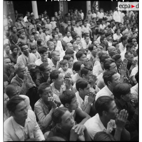 Population avec les mains jointes et levées, pendant le discours de sa majesté NORODOM SIHANUK, roi du CAMBODGE à PEAM-CHIKANG.