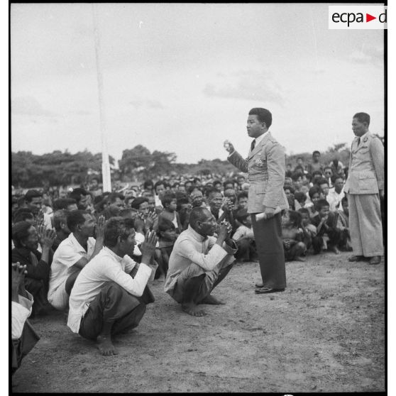 Allocution de sa majesté NORODOM SIHANUK, roi du CAMBODGE, devant la population : les gens sont accroupis et ont les mains jointes.