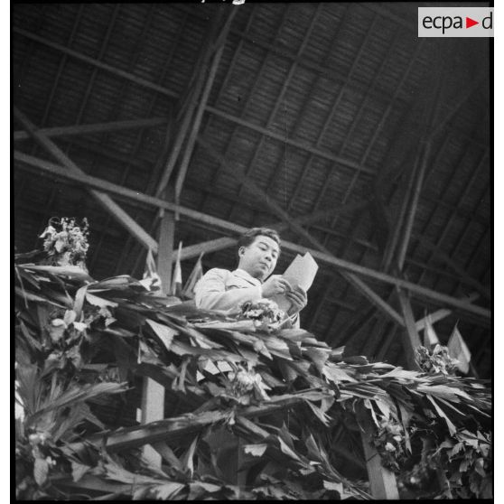 ALLOCUTION . Au stade de KOMPONG-CHAM ; sa majesté NORODOM SIHANUK, roi du CAMBODGE, tenant et lisant les papiers de son discours.