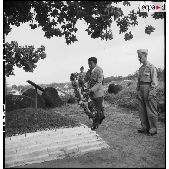 DEPOT-GERBE . Sa majesté NORODOM SIHANUK, roi du CAMBODGE, déposant une gerbe au monument militaire français à KOMPONG-CHAM.