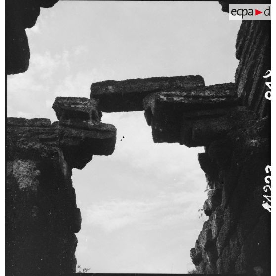 SITE-ARCHEOLOGIQUE ;  CAMBODGE . Ruines de WAT-NAKOU à 3 km de KOMPONG-CHAM.