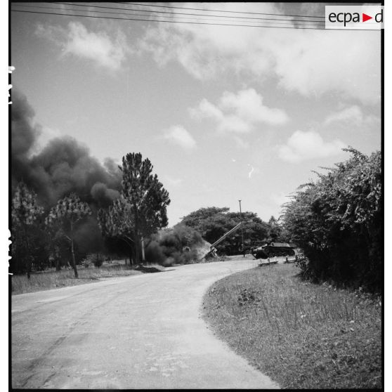 Avion en feu au bord de la route.
