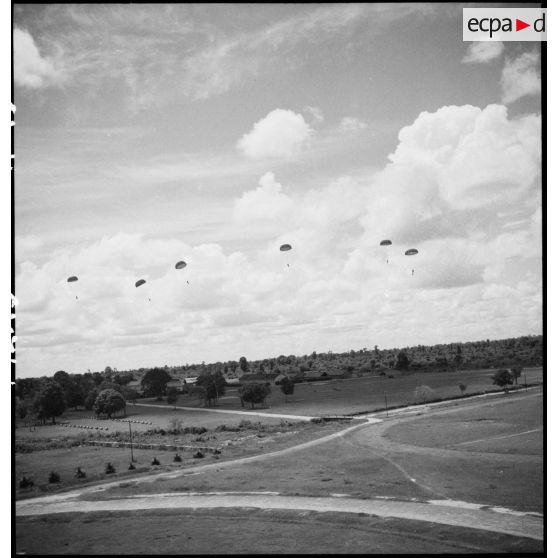 Parachutage d' hommes sur le GRAND HOTEL de SIEM-REAP.