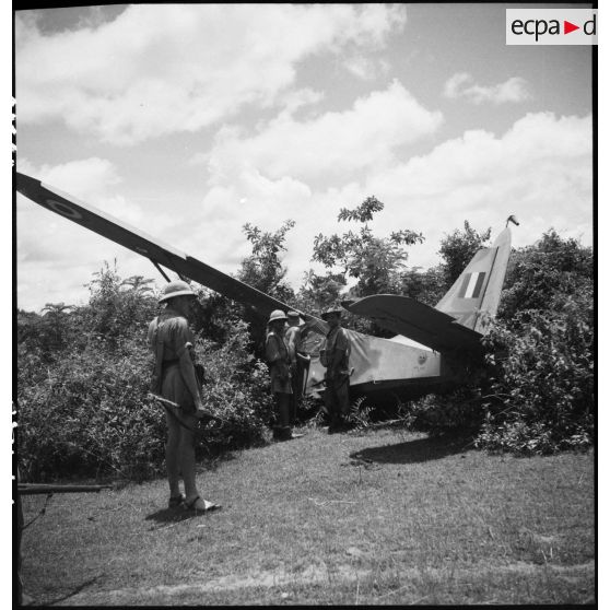Avion PIPER CUB de reconnaissance écrasé au sol ayant raté son décollage.