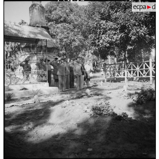 Militaires lors d' une cérémonie aux morts.