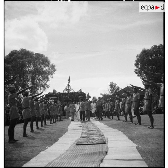 Sa majesté NORODOM SIHANUK roi du CAMBODGE accueilli par une haie d' honneur (la jeunesse cambodgienne) à PEAM-CHIKANG.