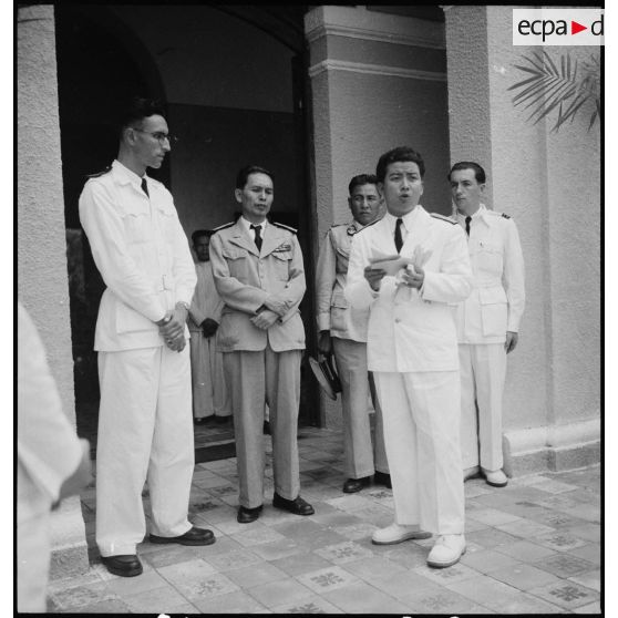Allocution de sa majesté NORODOM SIHANUK, roi du CAMBODGE aux autorités françaises sur un perron à KOMPONG-CHAM. Il est également entouré d' officiers cambodgiens.