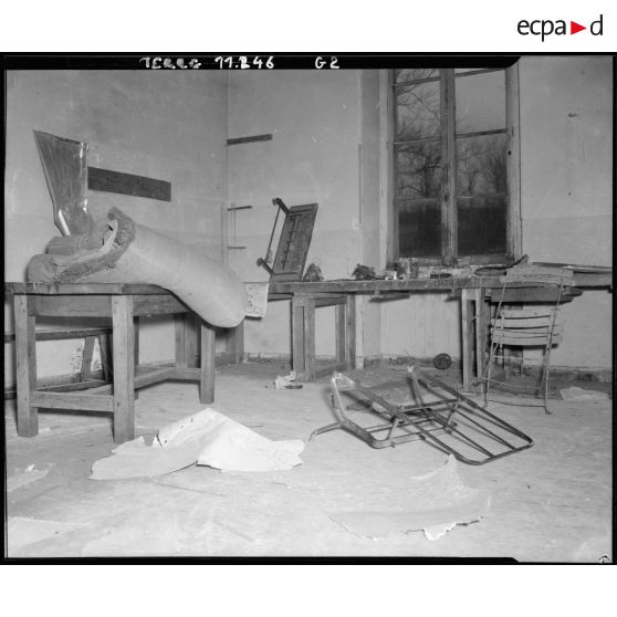 Vue intérieure d'un bâtiment délabré du fort d'Ivry-sur-Seine avant l'implantation du Service cinématographique des armées.