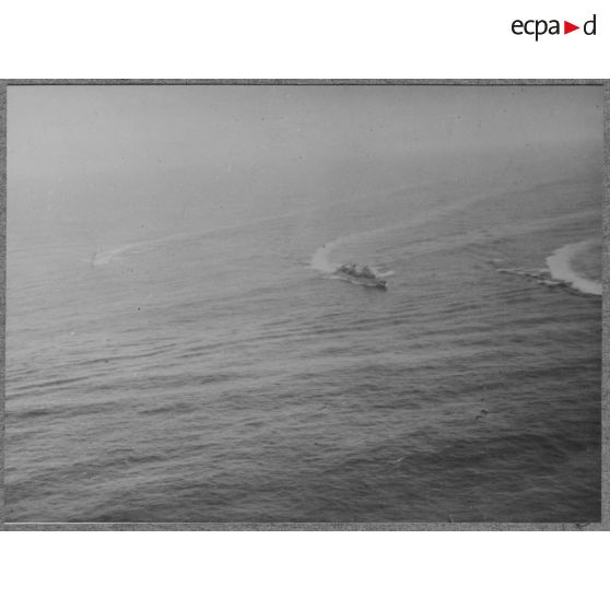 Vue aérienne de navires de guerre français changeant de cap en haute mer.