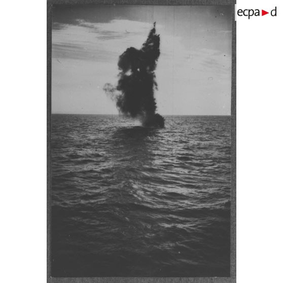 Explosion d'une mine sous-marine.