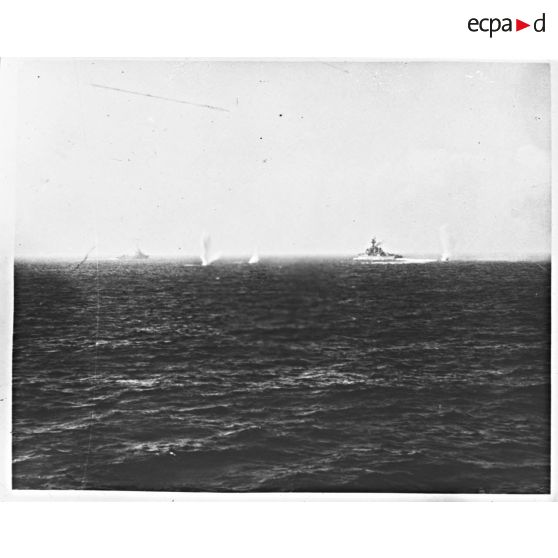 Le croiseur Georges Leygues est pris à partie par les batteries côtières allemandes alors qu'il bombarde les côtes au large de Toulon.