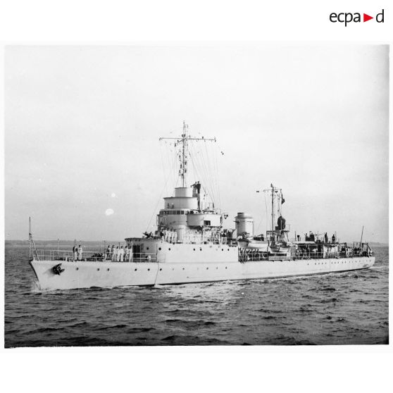 Vue trois-quarts bâbord avant de l'aviso dragueur de mines Commandant Bory.