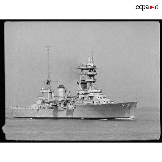 Vue tribord du croiseur lourd Foch.