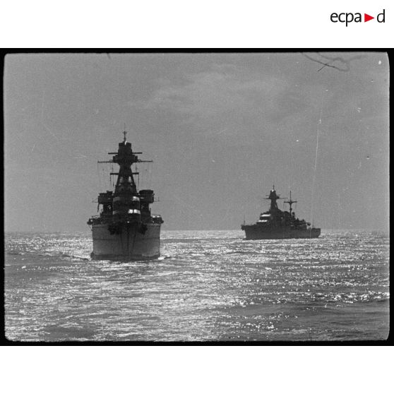 Deux croiseurs lourds naviguent de nuit en zigzaguant pour échapper aux sous-marins ennemis.