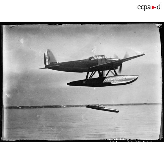 Un hydravion torpilleur Latécoère 298 de l'aéonautique navale largue une torpille en mer.