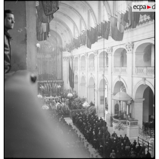 L'assistance pendant la messe dite lors des obsèques de l'amiral Emile Guépratte en l'église Saint-Louis des Invalides.