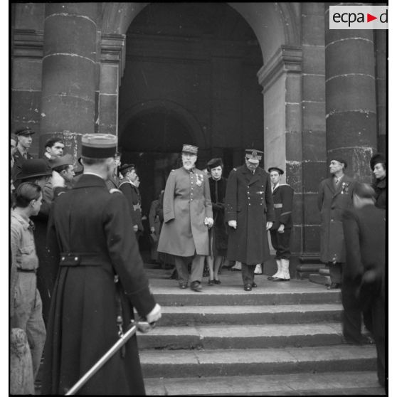 Sortie de l'église Saint-Louis des Invalides à l'issue des obsèques de l'amiral Emile Guépratte : le général d'armée Henri Gouraud et le vice-amiral Charles-Henri Dumesnil.