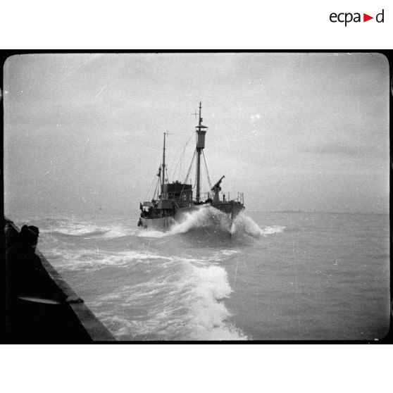 Chalutier arraisonneur réquisitionné et armé par la Marine nationale, affecté à la police de la navigation.