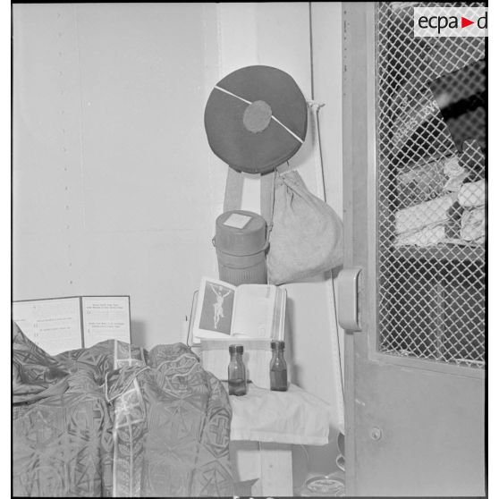 Des objets du culte et des effets militaires se trouvent côte à côte dans la cabine du matelot Jean Kerlevéo, vicaire de Paimpol, affecté sur le croiseur Georges Leygues.
