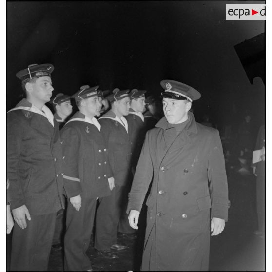 Le matelot Jean Kerlevéo, prêtre marin (matelot breveté au centre), est sur les rangs lors de la revue des troupes à bord du croiseur Georges Leygues.