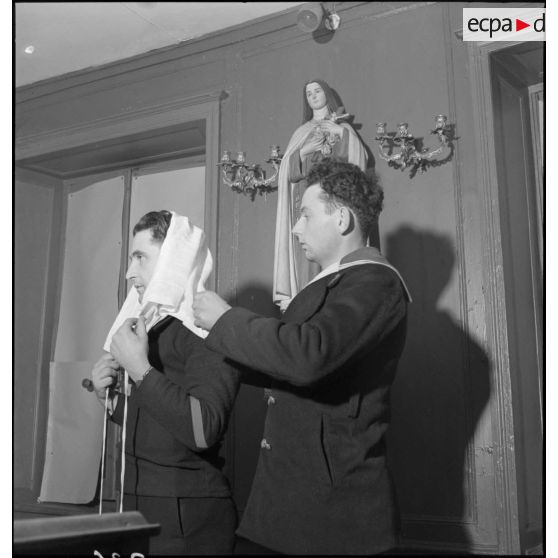 Le prêtre marin et vicaire de Paimpol, Jean Kerlevéo, se prépare à célébrer la messe à bord du croiseur Georges Leygues.