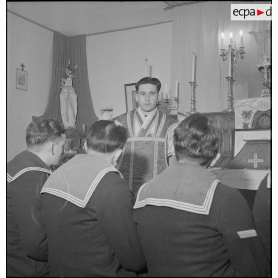 Le prêtre marin et vicaire de Paimpol, Jean Kerlevéo, affecté sur le croiseur Georges Leygues, y célèbre une messe.
