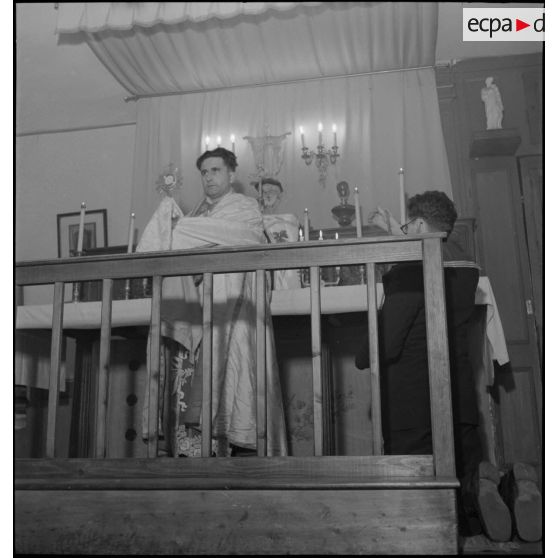 Le prêtre marin et vicaire de Paimpol, Jean Kerlevéo, affecté sur le croiseur Georges Leygues, y célèbre une messe.