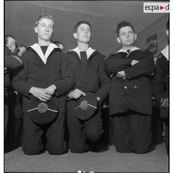 L'équipage du croiseur Georges Leygues assiste à une messe célébrée par le vicaire de Paimpol, Jean Kerlevéo, prêtre marin à bord du navire.