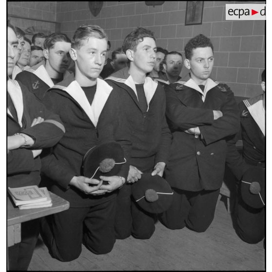 L'équipage du croiseur Georges Leygues assiste à une messe célébrée par le vicaire de Paimpol, Jean Kerlevéo, prêtre marin à bord du navire.