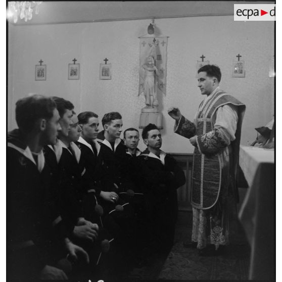 Le prêtre marin et vicaire de Paimpol, Jean Kerlevéo, affecté sur le croiseur Georges Leygues, y célèbre une messe.