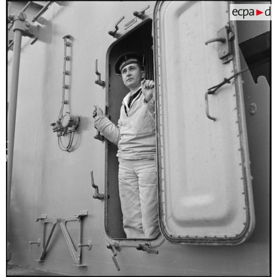 Portrait de Jean Kerlevéo, vicaire de Paimpol et prêtre marin dans l'encadrement d'une porte étanche à bord du croiseur Georges Leygues