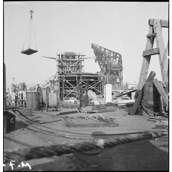 Aménagement de la plage arrière du croiseur Richelieu sur le chantier de construction à l'arsenal de Brest.