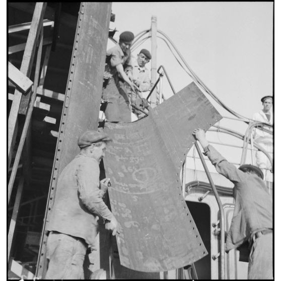 Montage de l'une des tourelles triples de canons de 152 mm modèle 1930 à bord du croiseur Richelieu à l'arsenal de Brest.