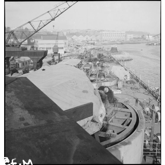Aménagement de la plage avant du croiseur Richelieu à l'arsenal de Brest.