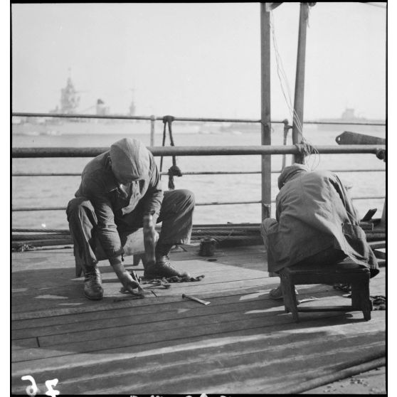 Parquetage du pont du croiseur Richelieu sur le chantier de construction à l'arsenal de Brest.