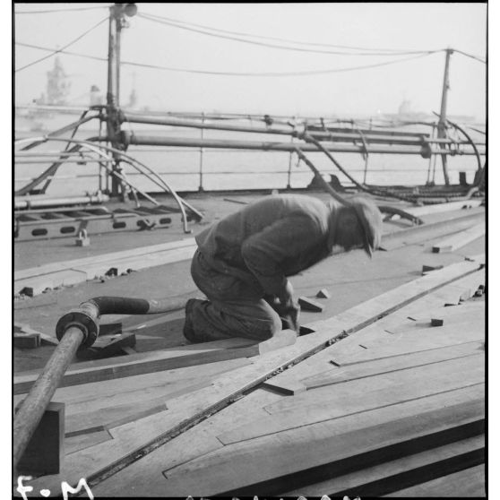 Parquetage du pont du croiseur Richelieu sur le chantier de construction à l'arsenal de Brest.