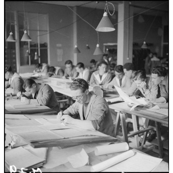 Le bureau d'études du chantier de construction du croiseur Richelieu à l'arsenal de Brest.