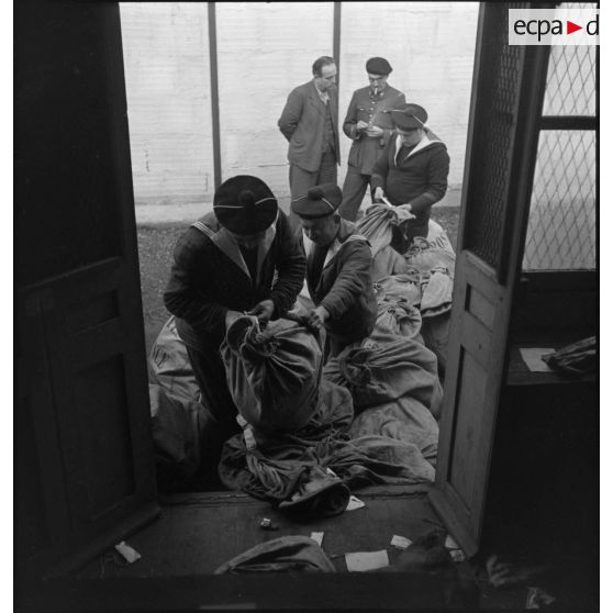 Arrivée et contrôle de sacs postaux au bureau postal naval de Brest.