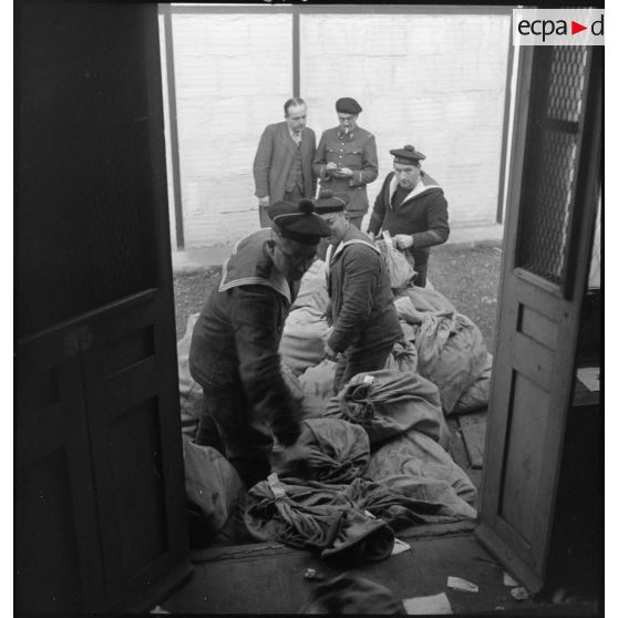 Arrivée et contrôle de sacs postaux au bureau postal naval de Brest.